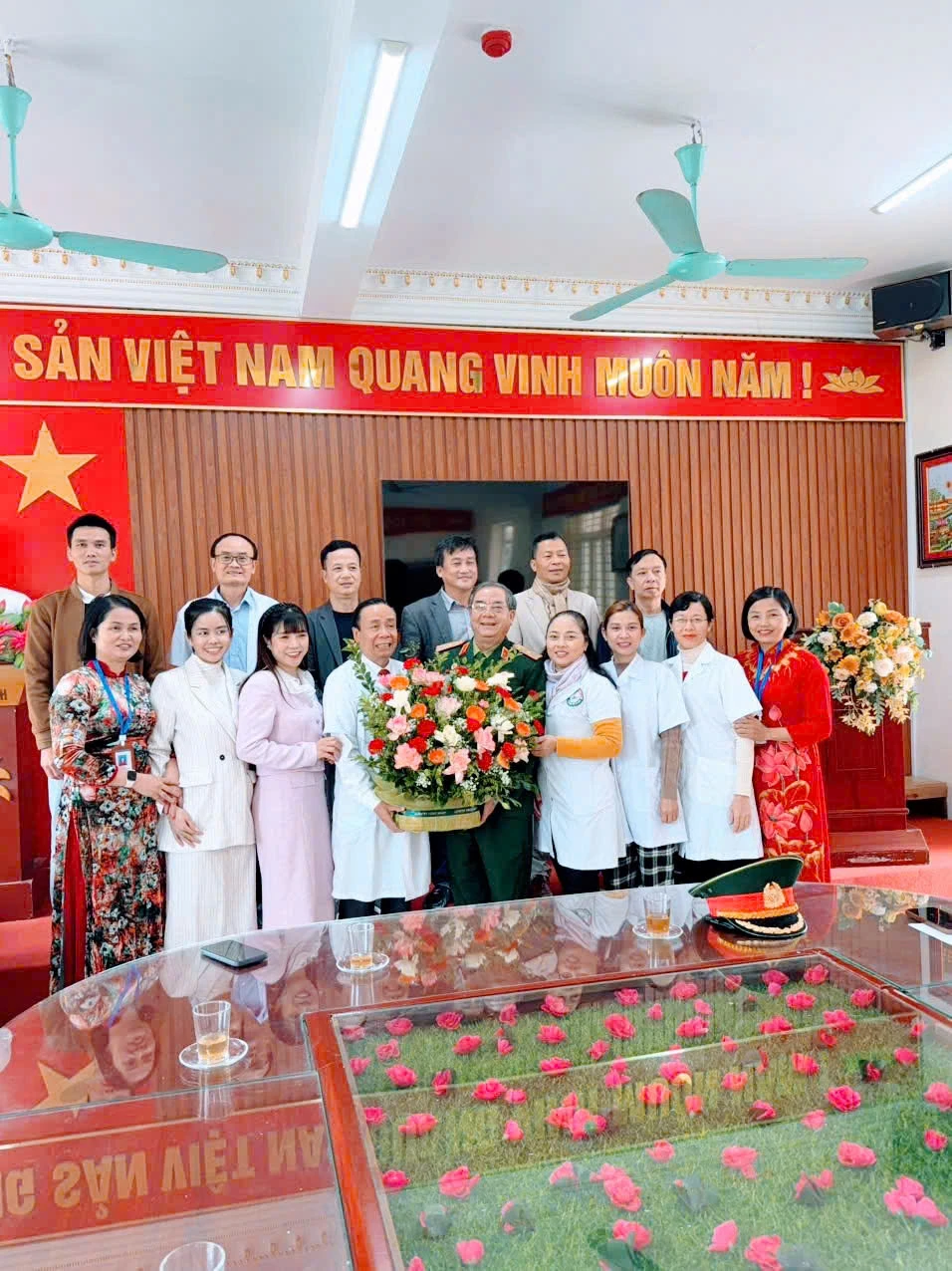Viện Khoa học Sức khỏe tổ chức khám sức khỏe và phát thuốc miễn phí cho các thầy cô giáo trường tiểu học và THCS Chương Mỹ - Hà Nội