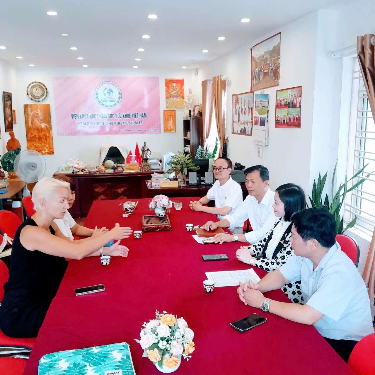 Viên tiếp chuyên gia Nga trao đổi về các sản phẩm làm đẹp
