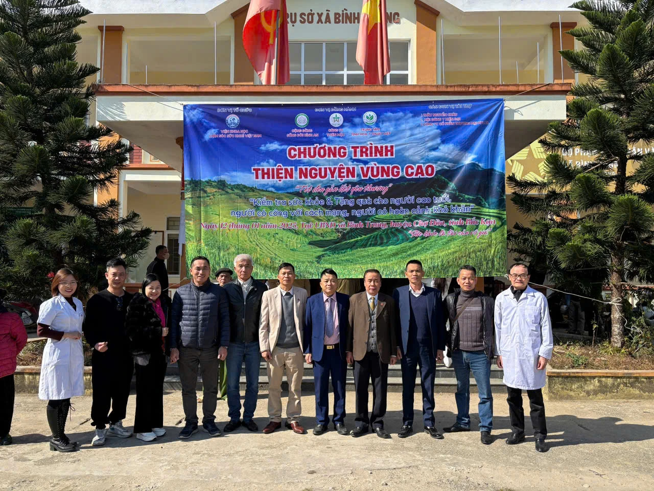 VIỆN KHOA HỌC CHĂM SÓC SỨC KHỎE VIỆT NAM TỔ CHỨC CHƯƠNG TRÌNH THIỆN NGUYỆN VÙNG CAO TẠI CHỢ ĐỒN, BẮC KẠN